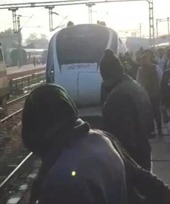 Daily commuters upset by the delay of the ambala-chandigarh passenger train and standing in front of vande bharat expressed their anger - news2news. In